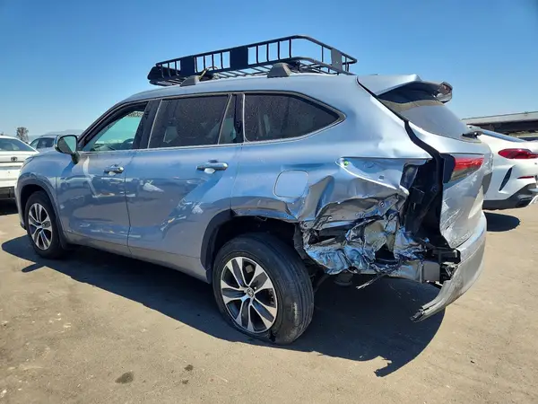5TDHBRCH7NS097382 2022 TOYOTA HIGHLANDER - Image 2