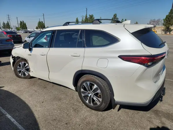 5TDHBRCH8LS001109 2020 TOYOTA HIGHLANDER - Image 2