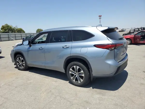 5TDHBRCH8MS033592 2021 TOYOTA HIGHLANDER - Image 2