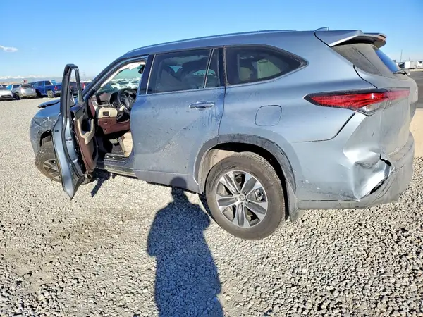 5TDHBRCH8MS055804 2021 TOYOTA HIGHLANDER - Image 2