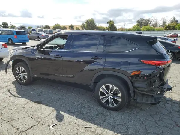 5TDHBRCH8MS069864 2021 TOYOTA HIGHLANDER - Image 2