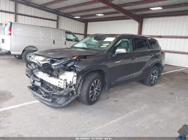 5TDHBRCH8MS522672 2021 TOYOTA HIGHLANDER - Image 2