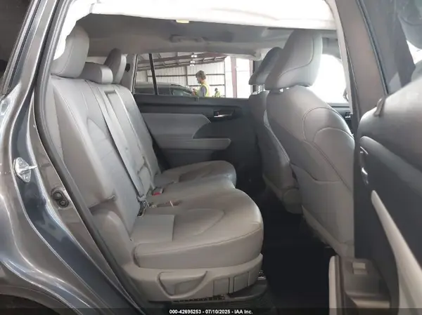 5TDHBRCH8MS522672 2021 TOYOTA HIGHLANDER - Image 8