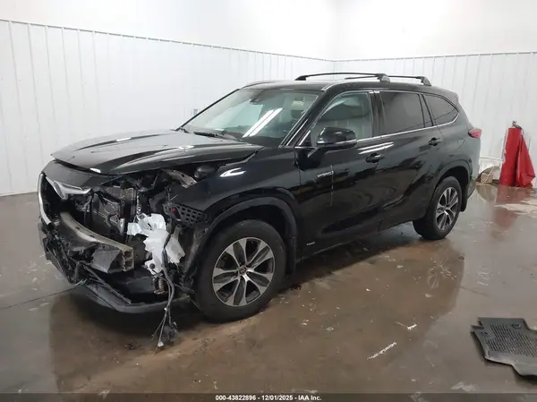 5TDHBRCH8MS535597 2021 TOYOTA HIGHLANDER - Image 2