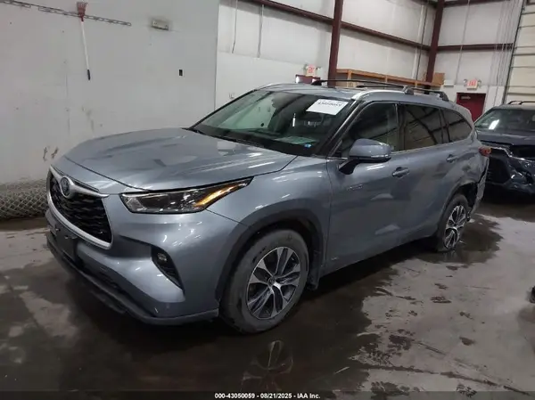 5TDHBRCH9MS031494 2021 TOYOTA HIGHLANDER - Image 2