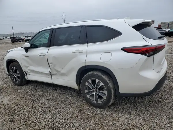 5TDHBRCH9MS033987 2021 TOYOTA HIGHLANDER - Image 2