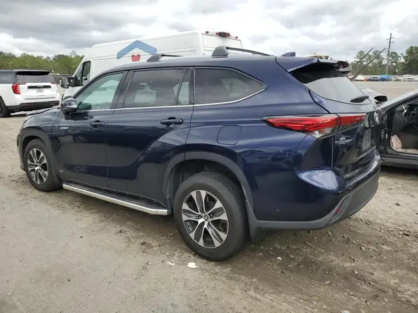5TDHBRCH9MS067198 2021 TOYOTA HIGHLANDER - Image 2