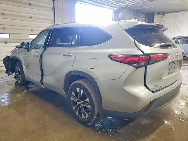 5TDHBRCH9MS517559 2021 TOYOTA HIGHLANDER - Image 2