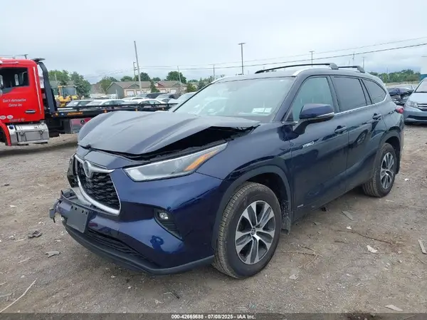 5TDHBRCH9MS522812 2021 TOYOTA HIGHLANDER - Image 2