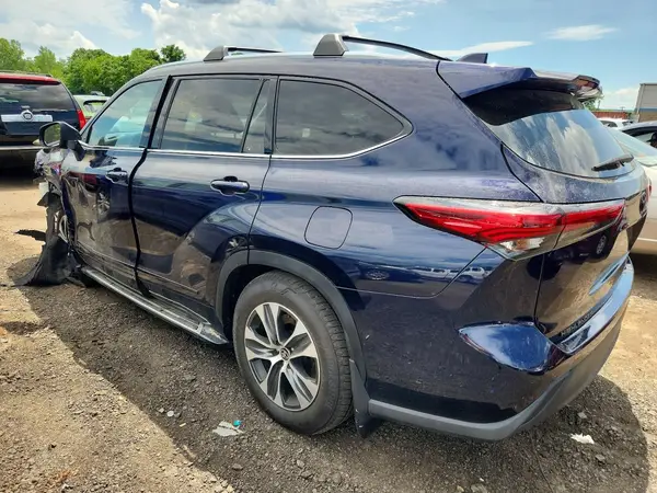 5TDHBRCH9MS537259 2021 TOYOTA HIGHLANDER - Image 2