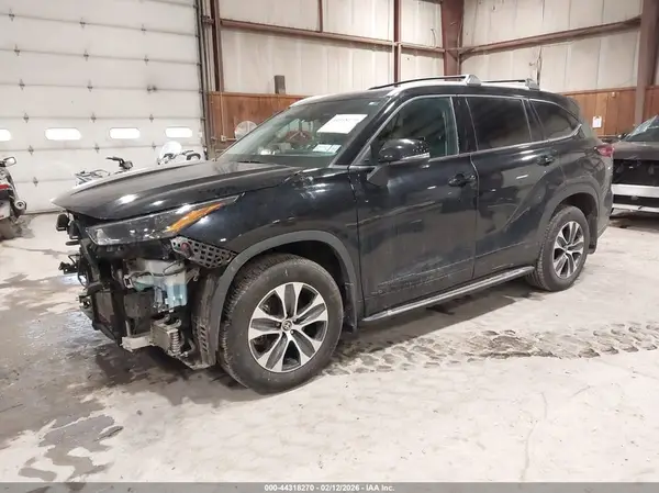 5TDHBRCH9NS551826 2022 TOYOTA HIGHLANDER - Image 2