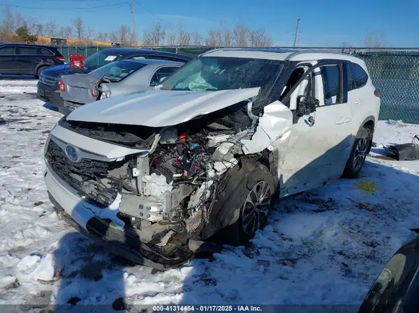 5TDHBRCH9NS555620 2022 TOYOTA HIGHLANDER - Image 2