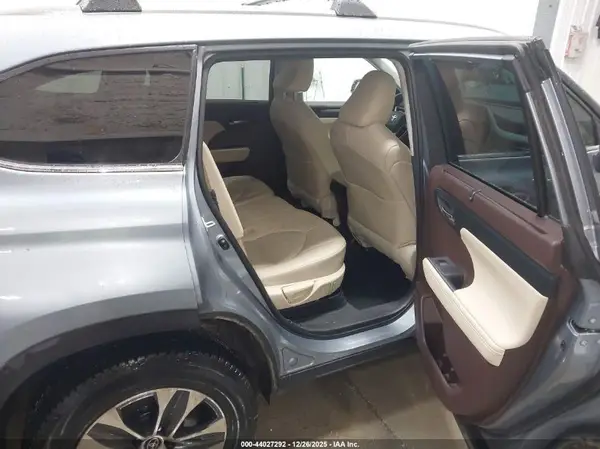 5TDHBRCHXLS011401 2020 TOYOTA HIGHLANDER - Image 8