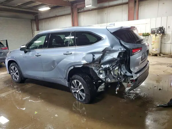 5TDHBRCHXMS068117 2021 TOYOTA HIGHLANDER - Image 2