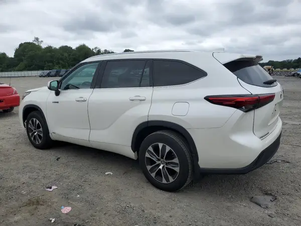5TDHBRCHXMS517585 2021 TOYOTA HIGHLANDER - Image 2