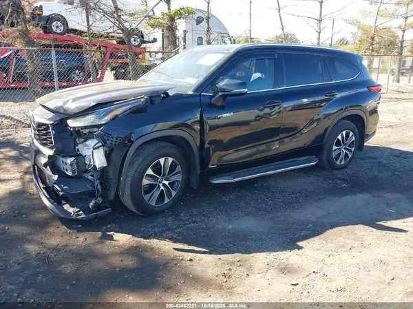 5TDHBRCHXMS524648 2021 TOYOTA HIGHLANDER - Image 2
