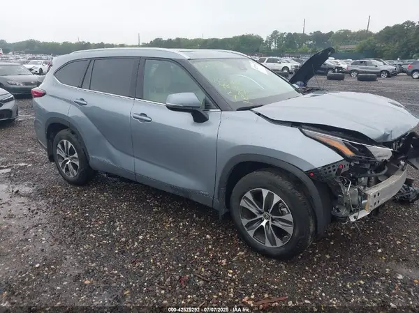 5TDHBRCHXNS075246 2022 TOYOTA HIGHLANDER - Image 1