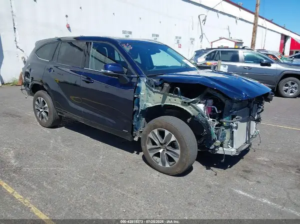 5TDHBRCHXNS555965 2022 TOYOTA HIGHLANDER - Image 1