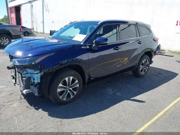 5TDHBRCHXNS555965 2022 TOYOTA HIGHLANDER - Image 2