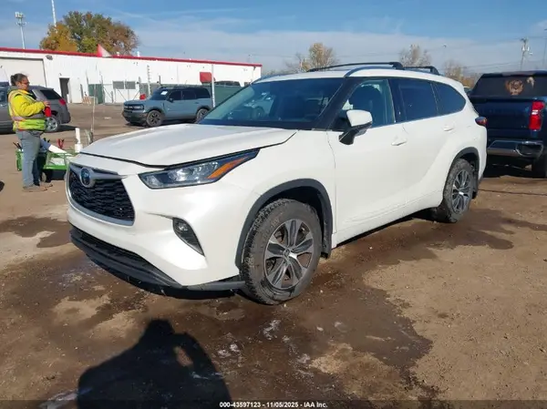5TDHZRAH0LS510187 2020 TOYOTA HIGHLANDER - Image 2
