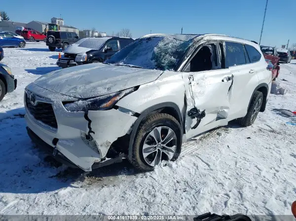 5TDHZRAH0MS050112 2021 TOYOTA HIGHLANDER - Image 2