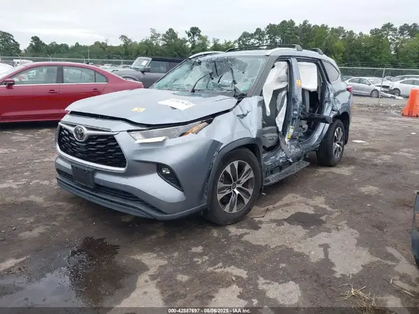 5TDHZRAH0MS055696 2021 TOYOTA HIGHLANDER - Image 2