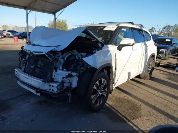5TDHZRAH0NS090692 2022 TOYOTA HIGHLANDER - Image 2