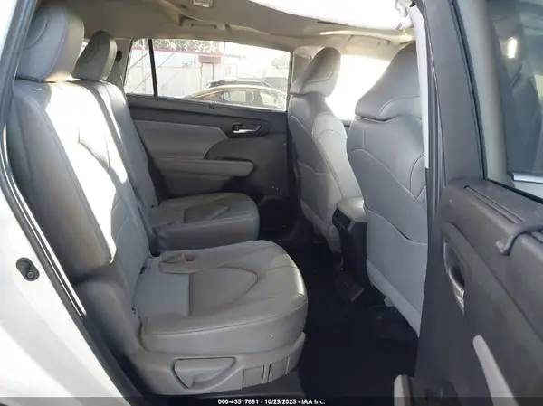 5TDHZRAH0NS090692 2022 TOYOTA HIGHLANDER - Image 8