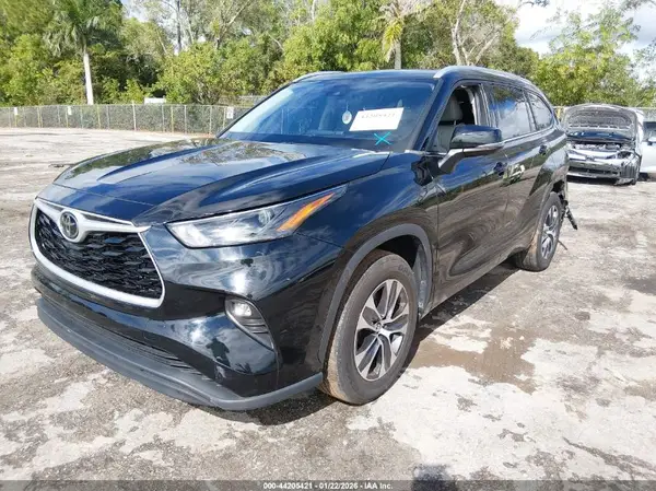 5TDHZRAH2NS100848 2022 TOYOTA HIGHLANDER - Image 2