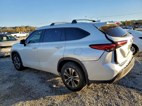 5TDHZRAH2NS117617 2022 TOYOTA HIGHLANDER - Image 2