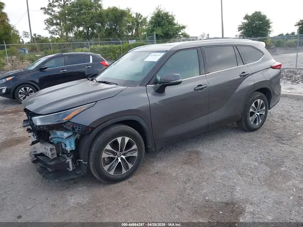 5TDHZRAH2NS130559 2022 TOYOTA HIGHLANDER - Image 2