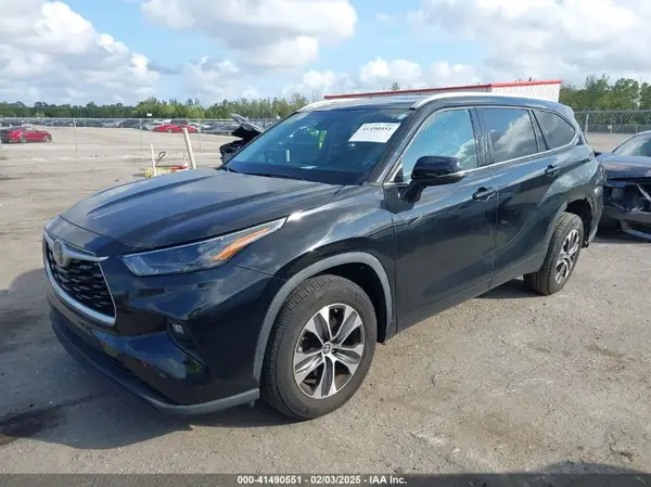 5TDHZRAH2NS545946 2022 TOYOTA HIGHLANDER - Image 2