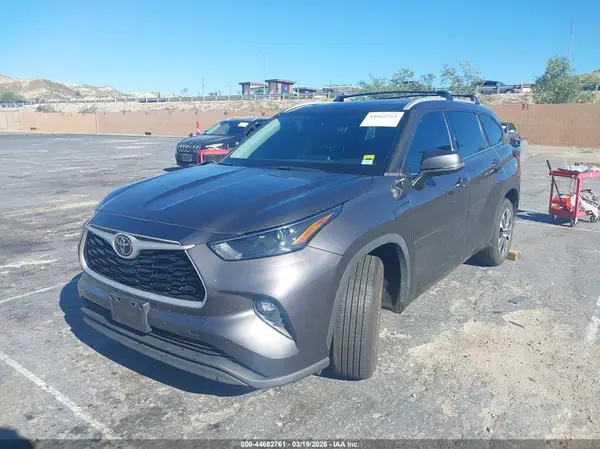 5TDHZRAH2NS555702 2022 TOYOTA HIGHLANDER - Image 2