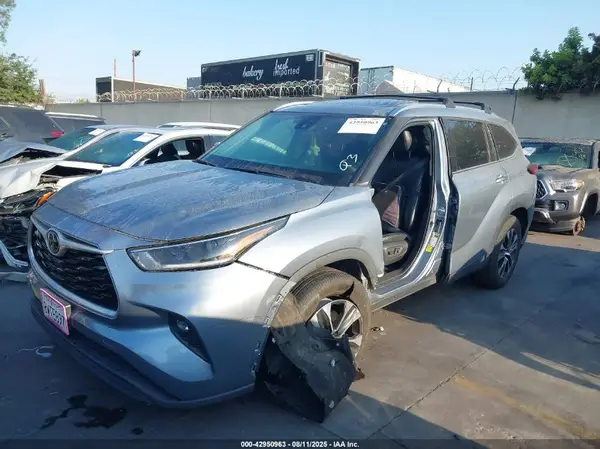5TDHZRAH3MS067616 2021 TOYOTA HIGHLANDER - Image 2
