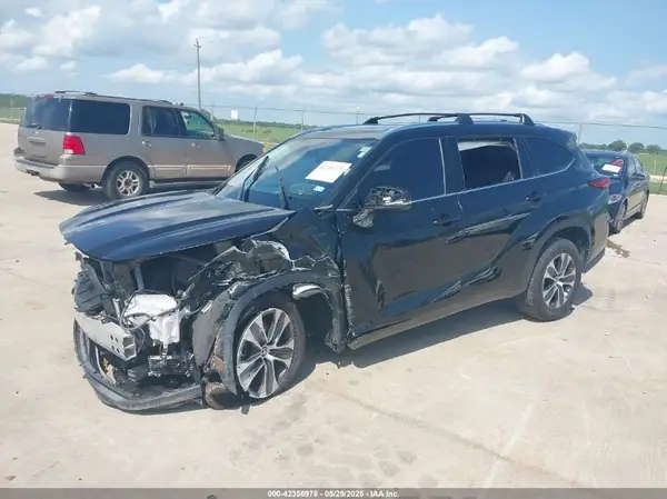 5TDHZRAH3MS525400 2021 TOYOTA HIGHLANDER - Image 2