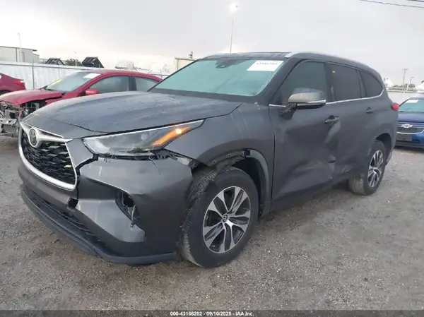 5TDHZRAH3NS097264 2022 TOYOTA HIGHLANDER - Image 2