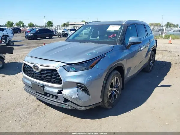 5TDHZRAH3NS115634 2022 TOYOTA HIGHLANDER - Image 2
