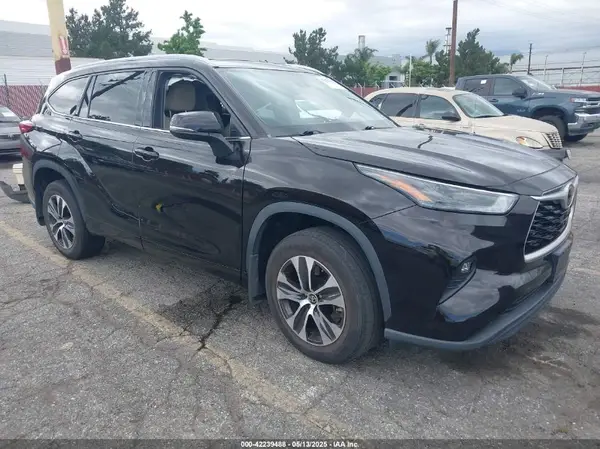 5TDHZRAH3NS115858 2022 TOYOTA HIGHLANDER - Image 1
