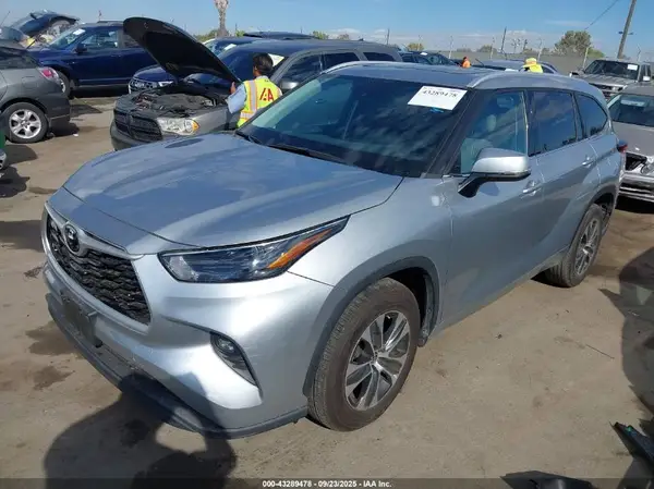 5TDHZRAH3NS120252 2022 TOYOTA HIGHLANDER - Image 2