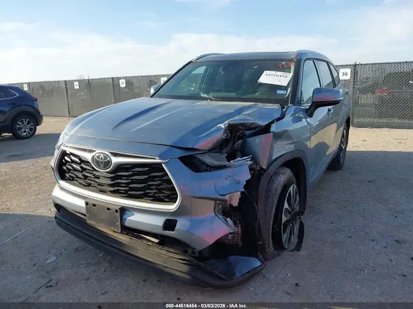 5TDHZRAH3NS138167 2022 TOYOTA HIGHLANDER - Image 2