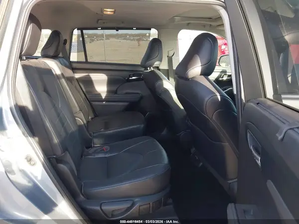 5TDHZRAH3NS138167 2022 TOYOTA HIGHLANDER - Image 8
