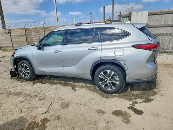 5TDHZRAH3NS548080 2022 TOYOTA HIGHLANDER - Image 2
