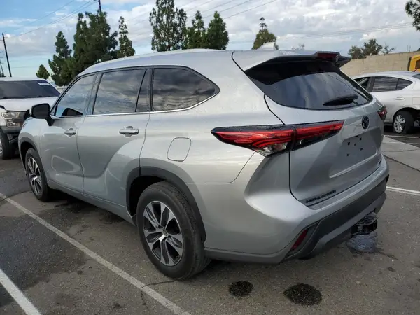 5TDHZRAH3NS556020 2022 TOYOTA HIGHLANDER - Image 2