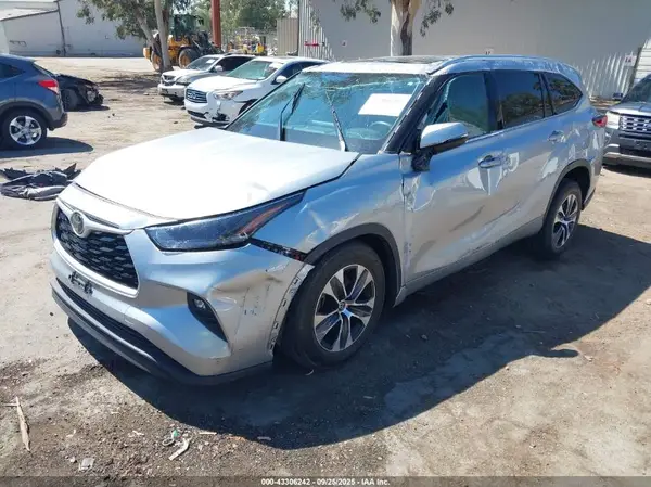 5TDHZRAH4MS033443 2021 TOYOTA HIGHLANDER - Image 2