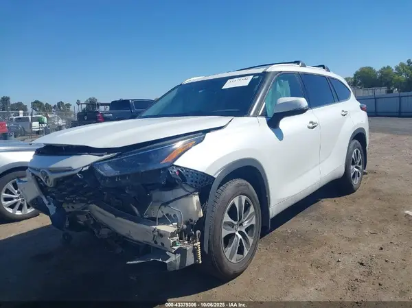5TDHZRAH4NS101418 2022 TOYOTA HIGHLANDER - Image 2