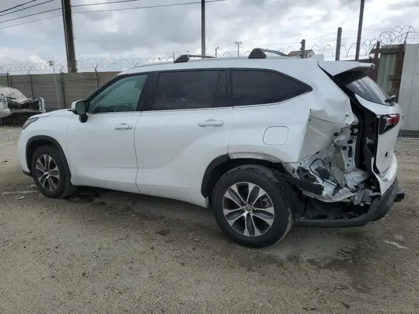 5TDHZRAH4NS130935 2022 TOYOTA HIGHLANDER - Image 2