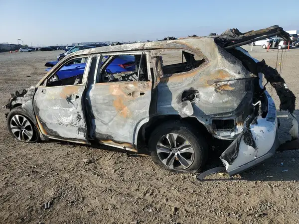 5TDHZRAH4NS555586 2022 TOYOTA HIGHLANDER - Image 2