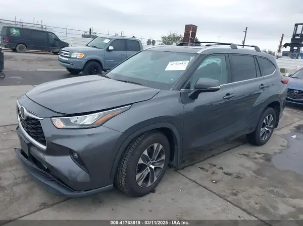 5TDHZRAH5LS004127 2020 TOYOTA HIGHLANDER - Image 2