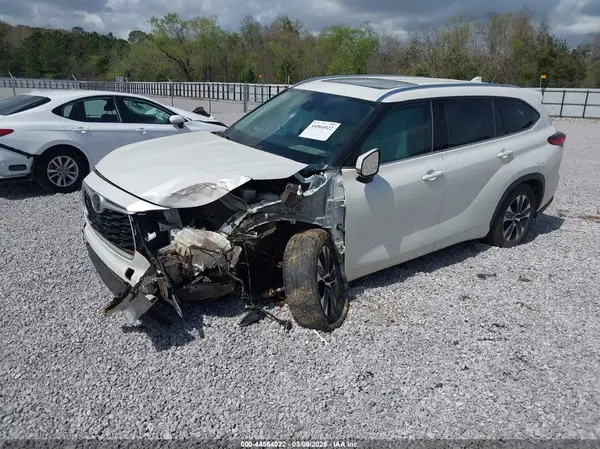 5TDHZRAH5LS501579 2020 TOYOTA HIGHLANDER - Image 2