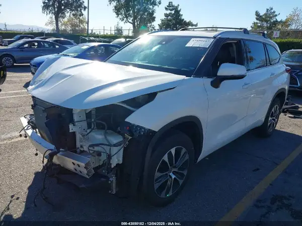 5TDHZRAH5MS069769 2021 TOYOTA HIGHLANDER - Image 2
